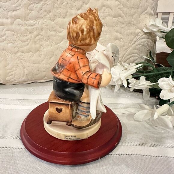 M.I Hummel Goebel “Latest News” Boy reading the Newspaper RARE Vintage 1960s - Picture 4 of 7